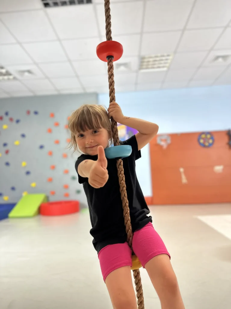 Zdjęcie zadowolonego dziecka z treningu u Alicji Jakubowicz